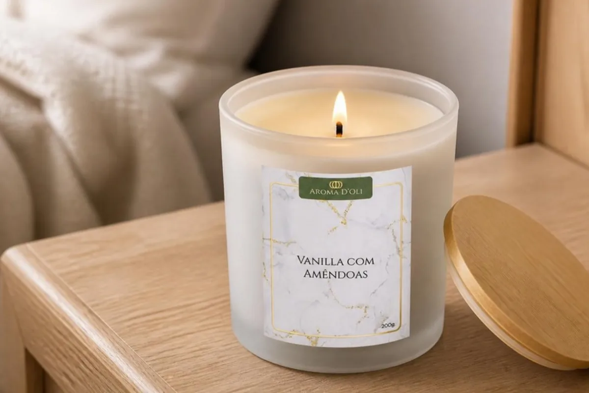 Vela aromática Vanilla com Amêndoas acesa com a cera derretida até a borda do pote